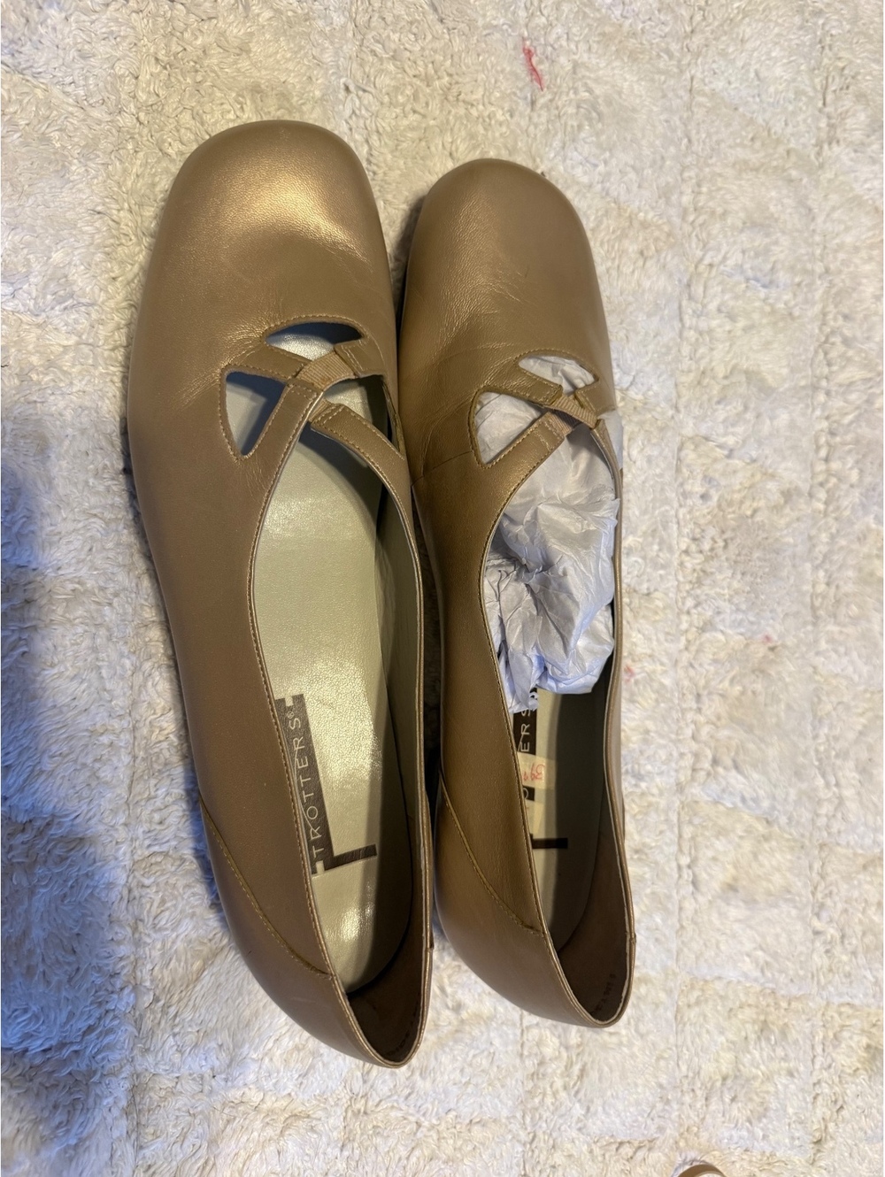 Trotters Women's Beige Leather Ballet Flats with Cross Strap Detail, Size 8.5